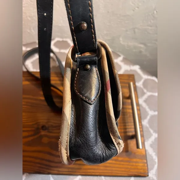 Burberry Vintage Black Crossbody Bag with Nova Check trim magnetic snap on flap - Image 12