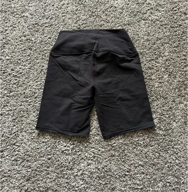 ALO Yoga Black Performance Biker Shorts with Subtle Logo - Image 3