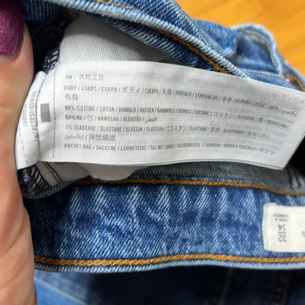 Abercrombie and Fitch 4” High Rise Mom Shorts - Image 10