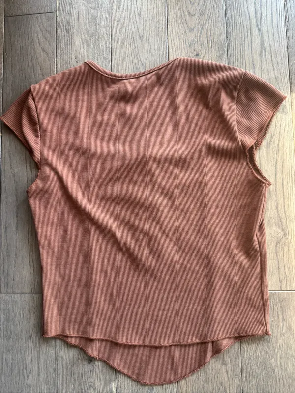 Women’s Cropped Scoop Neck Short Sleeve Top in Rust - Image 6
