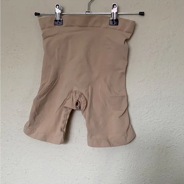 SKIMS Seamless Sculpt Mid Thigh Short compression nude sand shape wear NWOT Sz L - Image 9