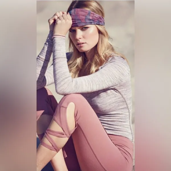 Free people movement peekaboo sweatshirt size L - Image 3
