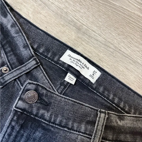 •Abercrombie & Fitch• Ultra High Rise 90s Slim Straight Jeans - Image 5