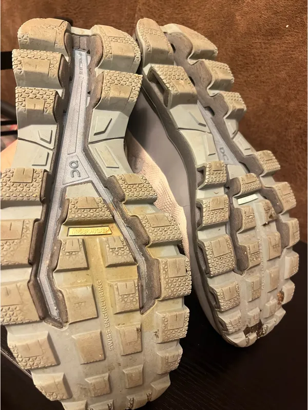 On Cloud Women’s size 9 - Image 6