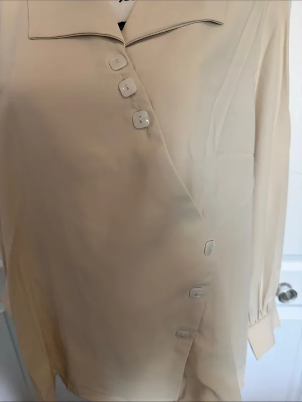 BloomChic Beige Button - Image 6