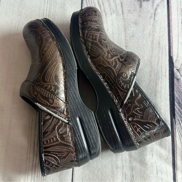 Dansko Professional Tooled‎ Leather Clogs Sz 38 EU (7.5/8 US) Brown Nurse Shoes - Image 6