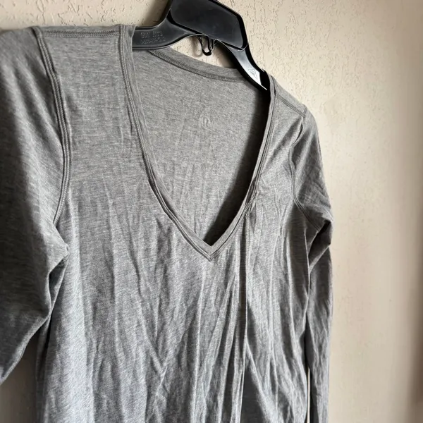 Lululemon Gray Knot a Problem Long Sleeve V-Neck Tee Womens M Athletic - Image 2