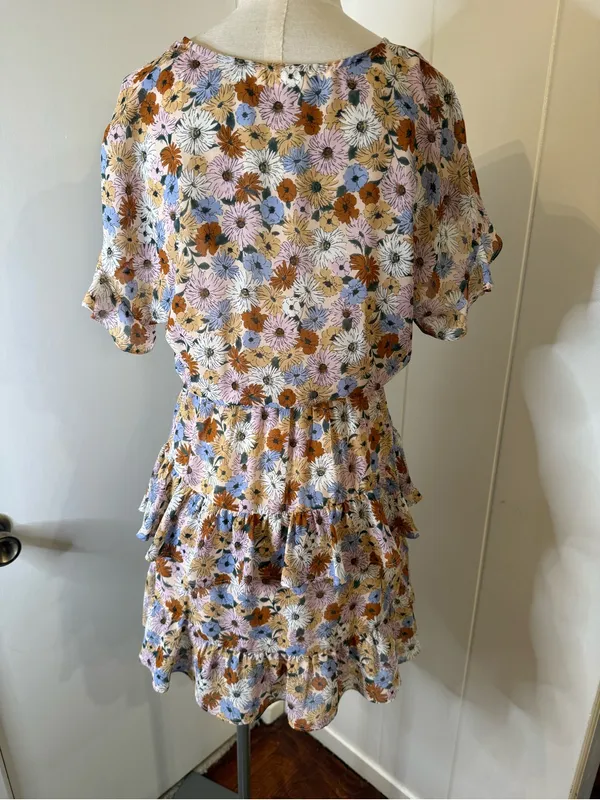 Astr Floral Tiered V-Neck Mini Dress in Beige, Blue, and Brown Sz XS - Image 4