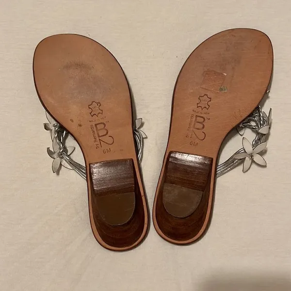 Beautiful Silver & white flowered leather sandals B2 by Bernardo worn 2x EUC - Image 5