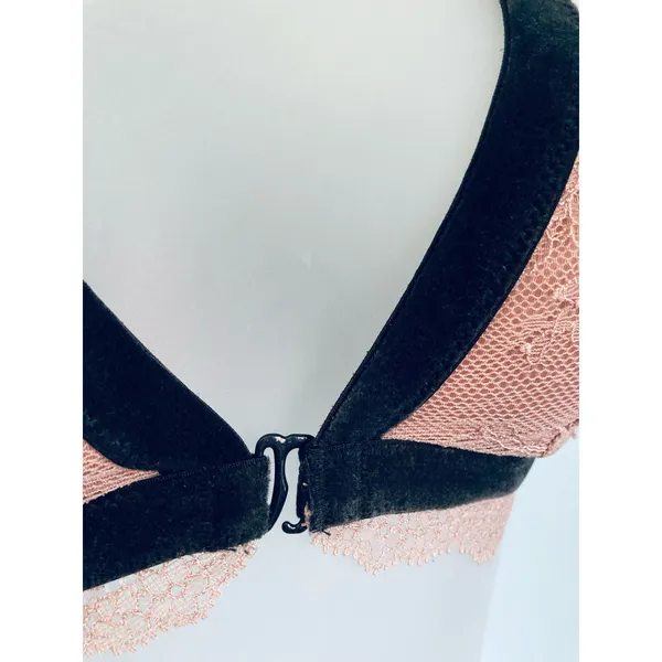 Victoria's Secret Bralette XS Beige and Black Velvet Trim Feminine Lace - Image 3