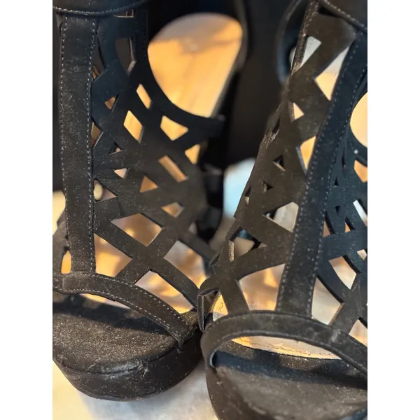 Top Moda Black Faux Suede Laser Cut Lattice Cage Platform Wedge Sandals Size 5 - Image 3