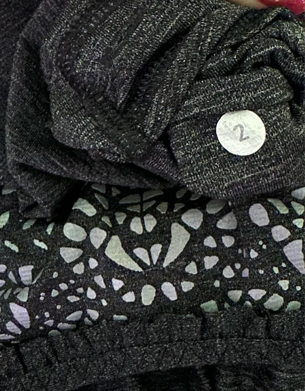 Lululemon Size 2 | Heathered Charcoal Grey | Good Condition (Flaw Noted) - Image 5