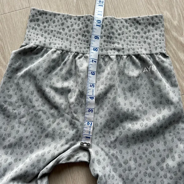 AYBL Leggings Womens Medium Scrunch Bottom Leopard Print Gray - Image 5