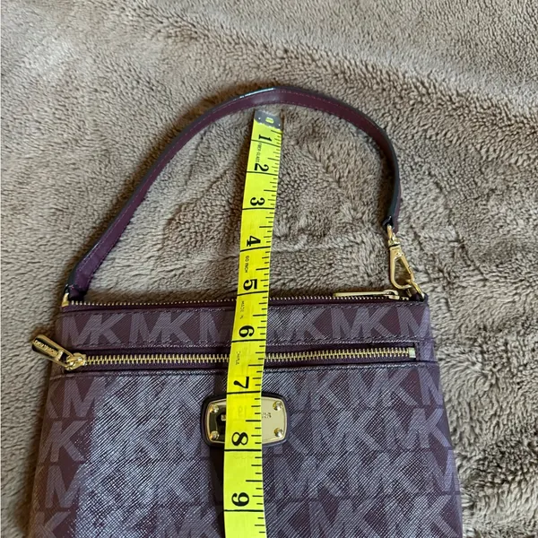 Michael Kors Jet Set Large Signature Wristlet Maroon. - Image 9