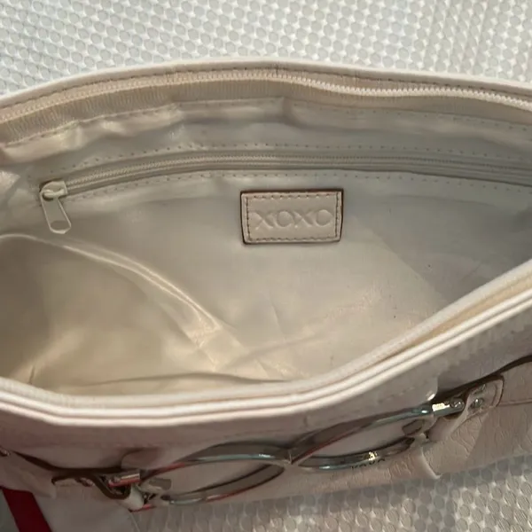 XOXO Y2K white faux leather wristlet clutch with silver heart EUC - Image 5