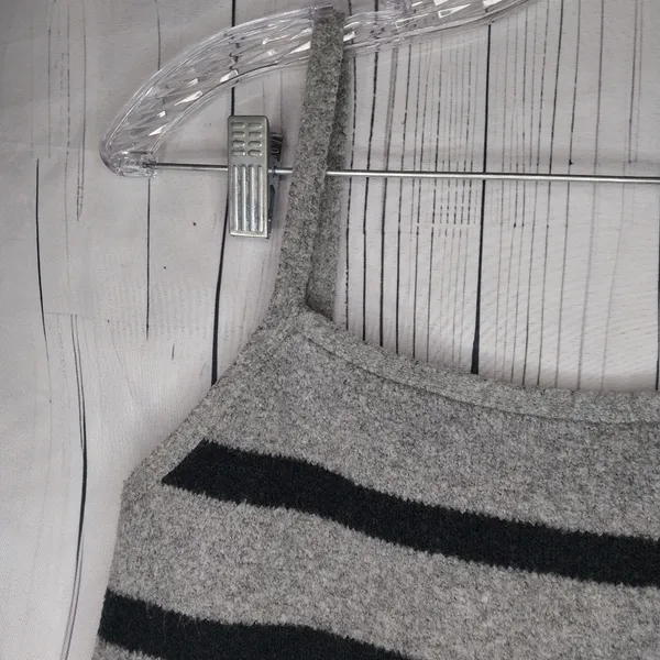 Abercrombie & Fitch Gray and Black Striped Cropped Casual 90’s Women's Top - Image 4