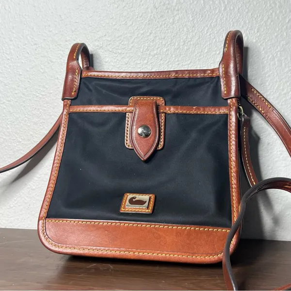 Dooney & Bourke Black Wayfarer Letter Carrier Small Crossbody Purse - Image 5