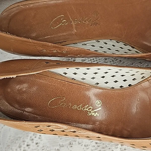 Caressa Spain leather tan eyelet closed point toe tan heels sz 6.5 - Image 2