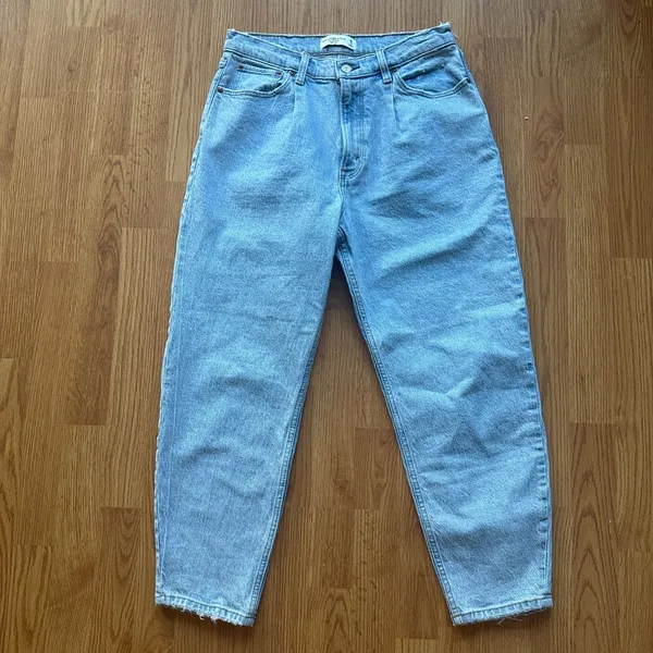 Abercrombie & Fitch Pleated High Rise 80s Mom Jean Size 28 Short - Image 4