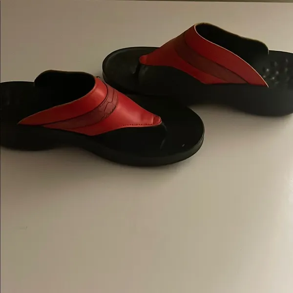 Elegant Red Women's Sandals Size 8.5 - Image 4