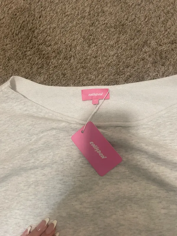 Edikted Top Cropped grey sweatshirt - Image 2