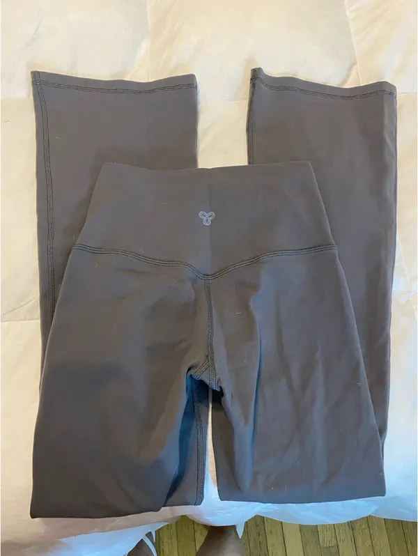 Aritzia TNA Grey Flare Leggings - Image 4