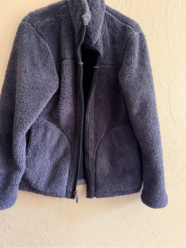Uniqlo Black Reversible Fleece Jacket with Light Grey Sherpa Trim - Image 3