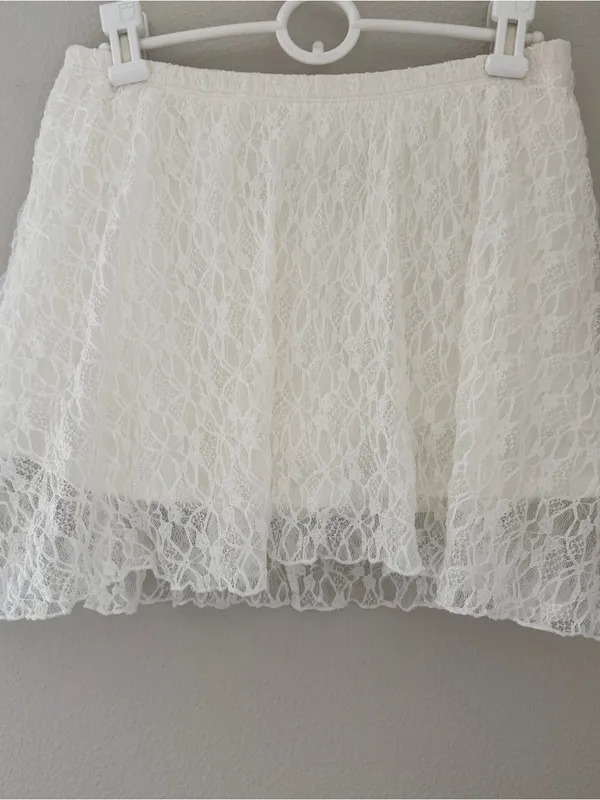 NWOT Hollister Lace Mini Skirt in White - Image 4