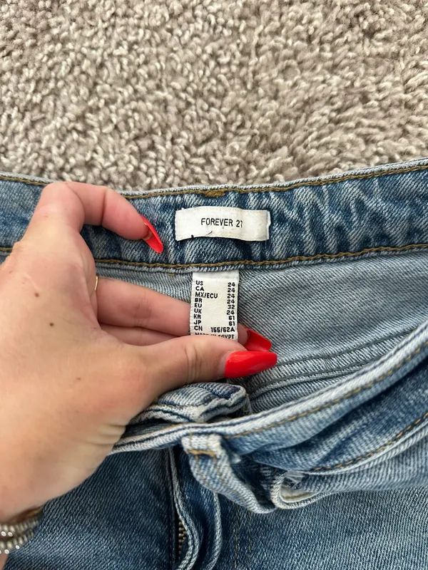 Forever 21 Low-Rise Ripped Jeans - Image 4