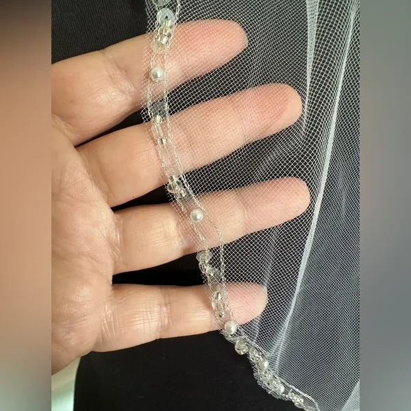 White 30” long wedding bridal veil silver threaded Pearl and clear beaded NWT - Image 3