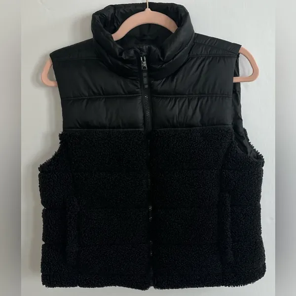 AEROPOSTALE Puffy/ Fuzzy Zippered Vest Size M - Image 2