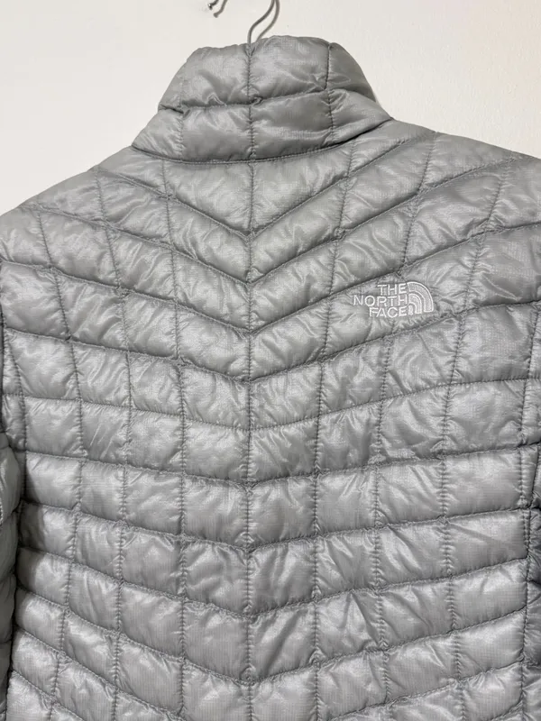 The North Face Thermoball Quilted Puffer Jacket Womens Small Silver Full Zip TNF - Image 7