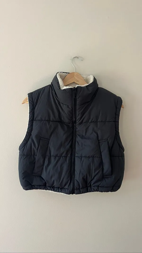 Altar'd State Reversible Black Puffer Vest Cropped Sherpa Fleece Lined XS - Image 2