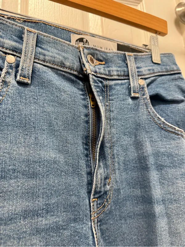 Levi’s High Waisted Mom Jeans Silvertab Size 26 - Image 4