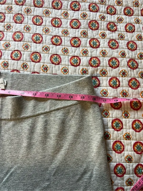 EUC Wilfred Free Gray Cargo Sweatpants size large - Image 6