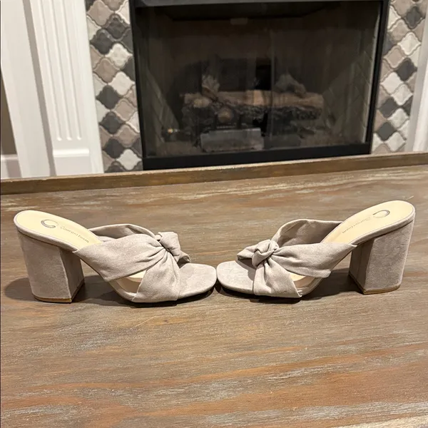 Journee Collection Tabithea Grey Block Heel Sandals Square Toe‎ Size 9 NIB - Image 2
