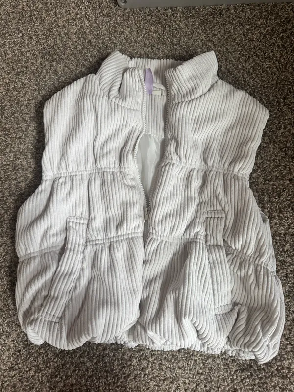 Francesca's White Ribbed Puffer Vest with Zip Front & Pockets - Image 2