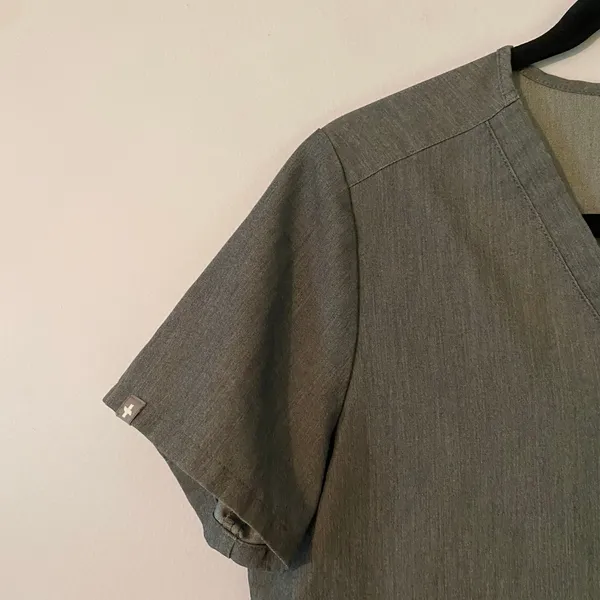 FIGS Graphite Gray Casma Two Pocket Scrub Top Uniform Women's size Small - Image 3