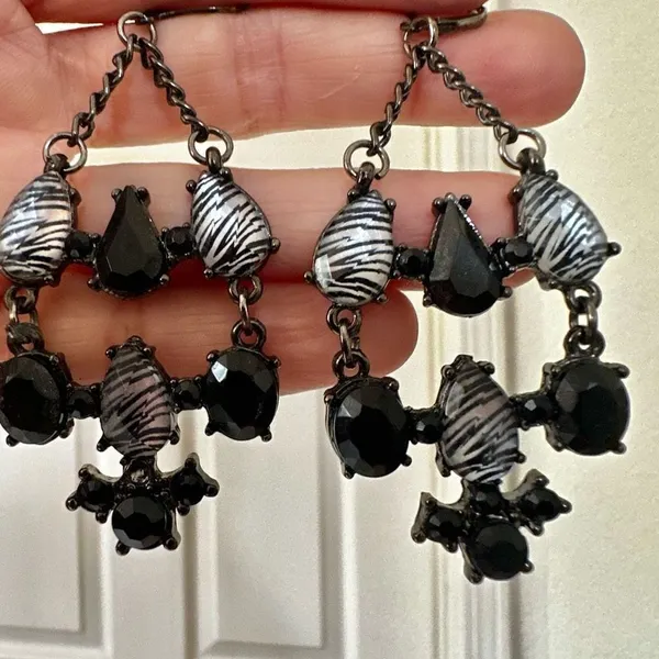 Black zebra statement earrings - Image 3