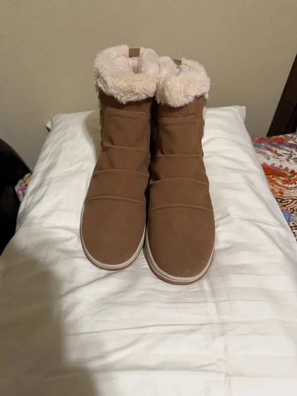Clarks Women’s Brown Boots Ankle 9 - Image 2