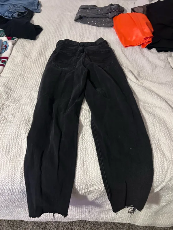 American Eagle Relaxed Mom Jeans Ripped Distressed - Image 2