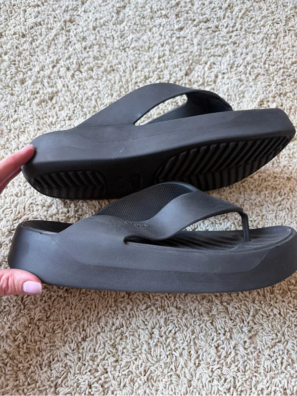 Crocs Getaway Platform Flip Flops Women’s 11 Black Chunky Y2K Sandals - Image 4