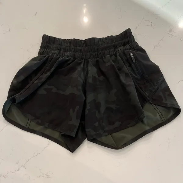 Lululemon Tracker Shorts in Green‎ Camo Size 4 - Image 2