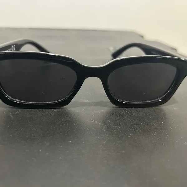 Classic Black Sunglasses - Image 3