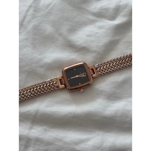 Rose gold watch with black accents - Image 7