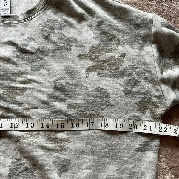 Athleta Balance Light Gray Camo Pullover Sweatshirt Size‎ XS - Image 4