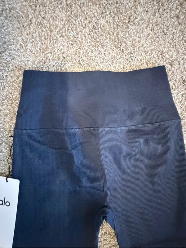 Alo seamless ribbed favorite shorts 5" inseam size xs in navy NWT - Image 9