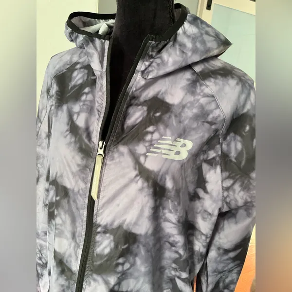 Women’s NEW BALANCE windbreaker☔️ - Image 3