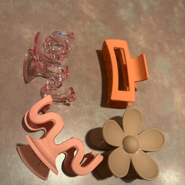 Urban Outfitters Set of 4 Claw Hair Clips - Image 5
