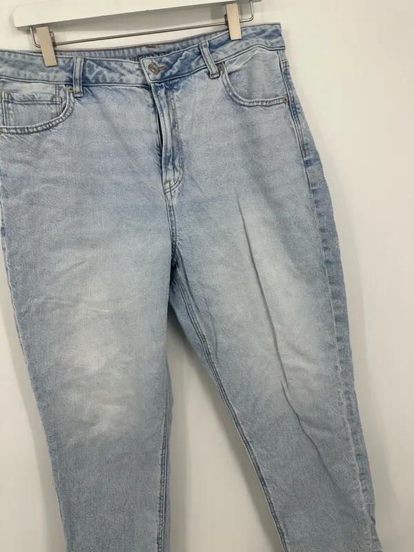 American Eagle Outfitters Strigid Mom Jeans Size 14 Short Light Wash - Image 2